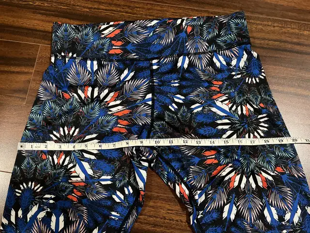 MINKPINK women’s large Move 7/8 leggings feather leaf print blue in Women's - Bottoms in Oshawa / Durham Region - Image 8