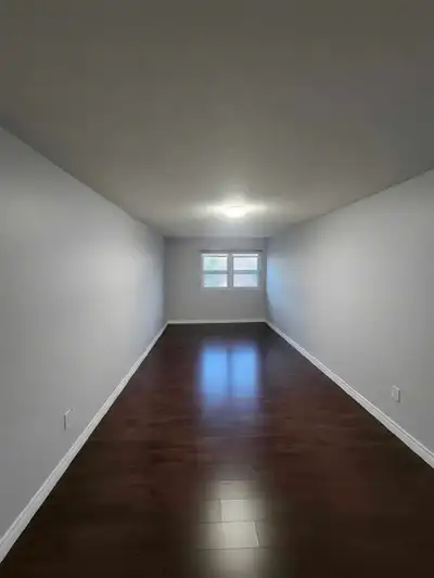 Large Room for Rent – Available May 1st – Ideal for Young Professional (Waterloo) Spacious room avai...