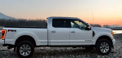Selling a 2017 f350 Xlt with 260000 kms. It’s in great shape call for more information