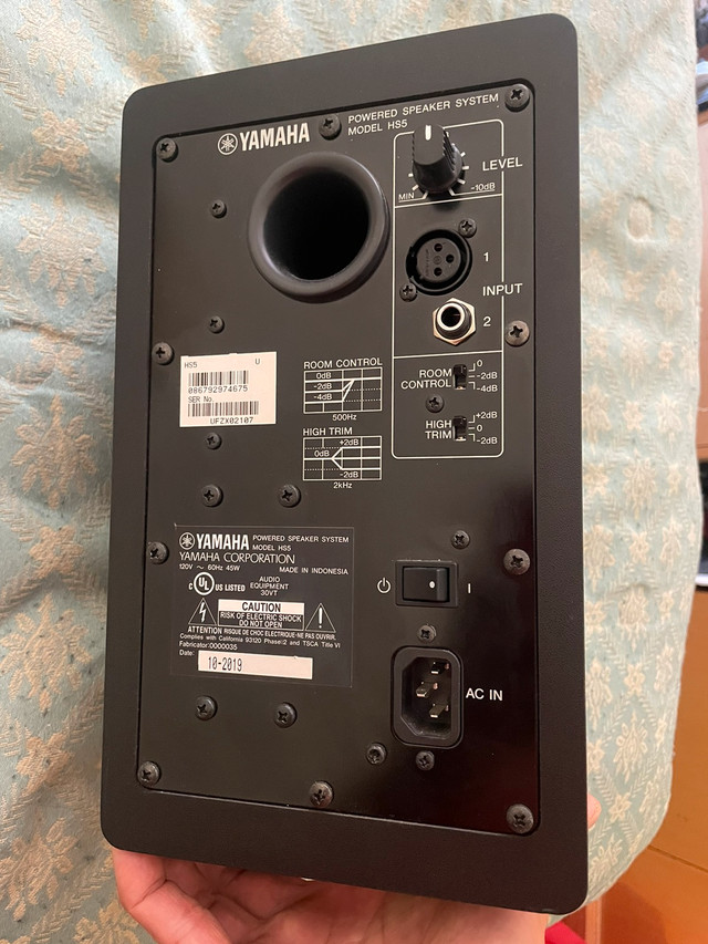 Yamaha Model HS5 Studio Monitor Powered Speaker System Speakers