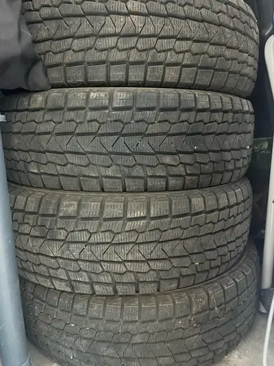 4 pneus d’hiver Yokohama winter tires • Dimension : 195/65R15 91T • Utilisés seulement une saison /...
