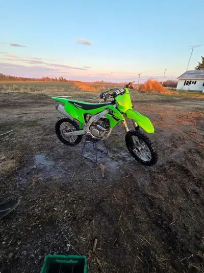 Kawasaki KX250F 2022 – Seulement 30 heures! ️ Moto en condition exceptionnelle, prête à rouler! ✔️ S...