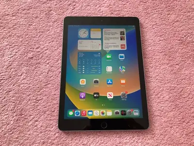 Excellent 32GB Space Grey iPad 6, View more