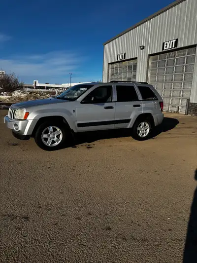 2006 Jeep Grand Cherokee Laredo trail version. 4.7L v8 engine, tow mode with a 3500 pound towing cap...