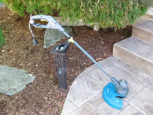 Yardworks 120V Electric Grass Weed Trimmer Strummer Weed Eater in Lawnmowers & Leaf Blowers in Kitchener / Waterloo - Image 2