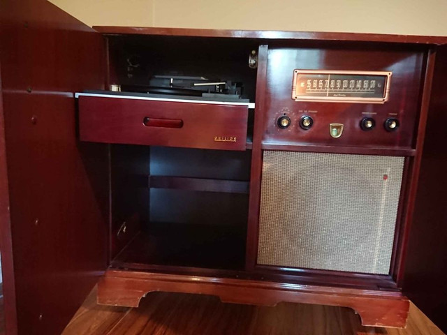 RADIO and records player PHILIPS P255 in Stereo Systems & Home Theatre in St. Catharines