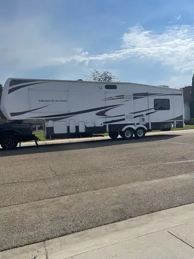 2008 grand junction 38’ 5th wheel, 4 slides in excellent condition …..it has a king size bed slide o...