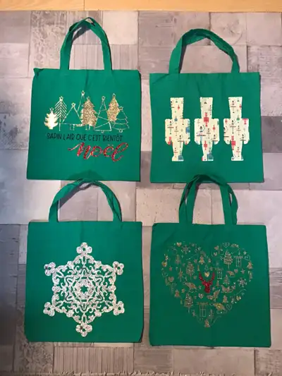 Lot de 4 sacs tissus réutilisables avec motifs de Noël, View more