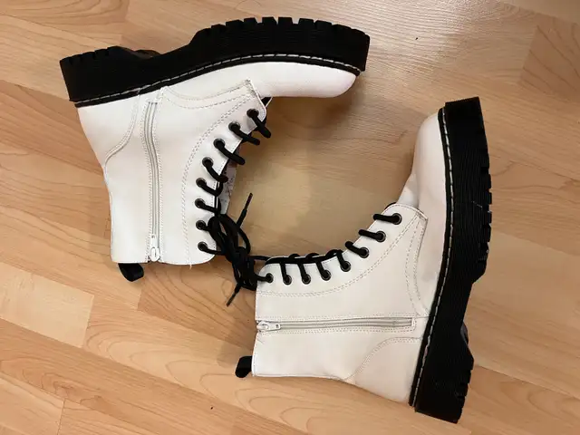 Brand NEW White Ankle Lug Boots Women Size 8.5 Sincerely Jules in Women's - Shoes in City of Toronto - Image 4
