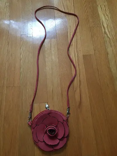 Petit sac en bandoulière rose qui devient un mini portefeuille, View more