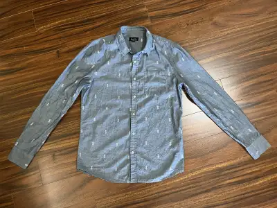 Bluenotes men’s medium light blue shirt, pineapple print, View more