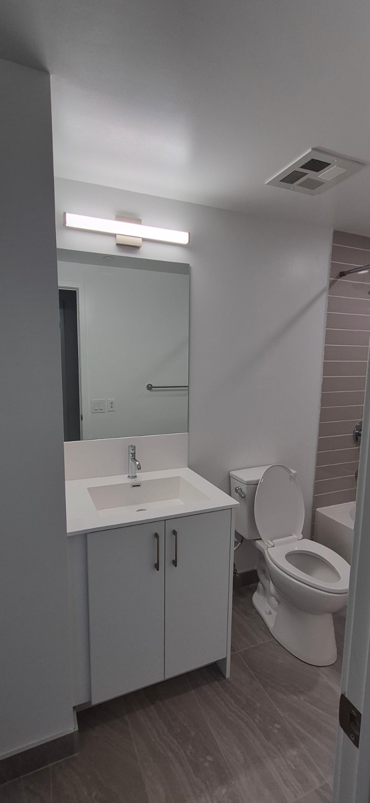 Rent a 1 Bedroom + Den Condo in Royal York/Eglinton Luxury Buil 5