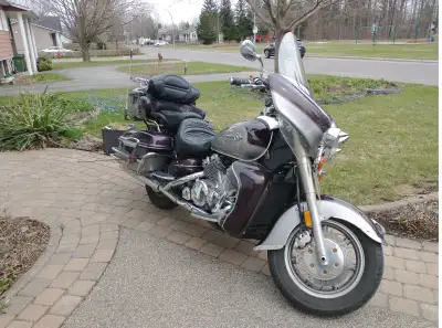 Moto à Vendre Modèle: Yamaha Venture Royal Star Année 1999 Couleur: Aubergine et Sable Elle est en t...