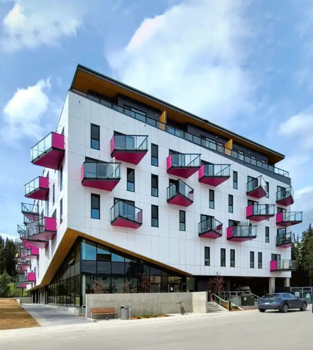 1 Bed Penthouse Condo - Downtown