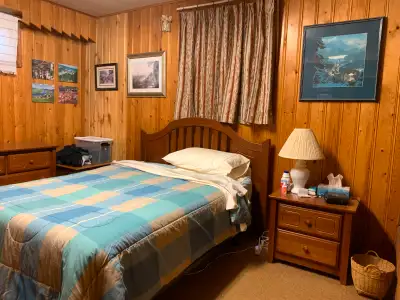 Fully furnished, 3 min walking distance to UofA, **Male only**