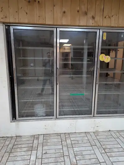 Walk in cooler as is, not sure it's working or not, interested party can come and check it, if like...