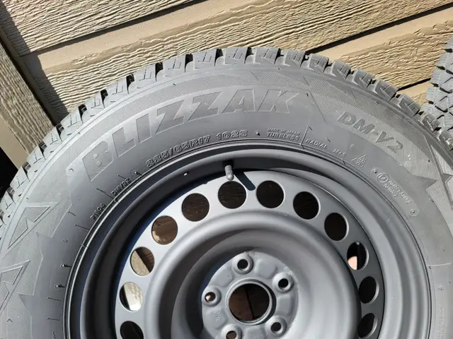 Pneus hivers Bridgestone Blizzak DMV2 225/65 R17 in Tires & Rims in Lévis - Image 3