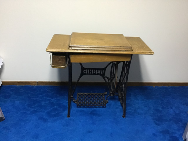 1913 Antique Singer Treadle Sewing Machine and Table in Arts & Collectibles in Sault Ste. Marie - Image 4