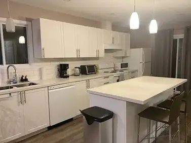 Collingwood 2 Bedroom Upper Unit Beauty