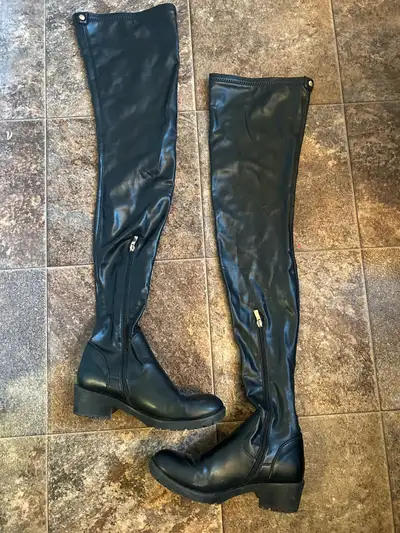 Originally $100 +shipping Small amount of wear on right shoe (pictured) other than that, good condit...