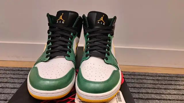 Jordan 1 Mid Retro Sonics in Men's Shoes in Markham / York Region - Image 3