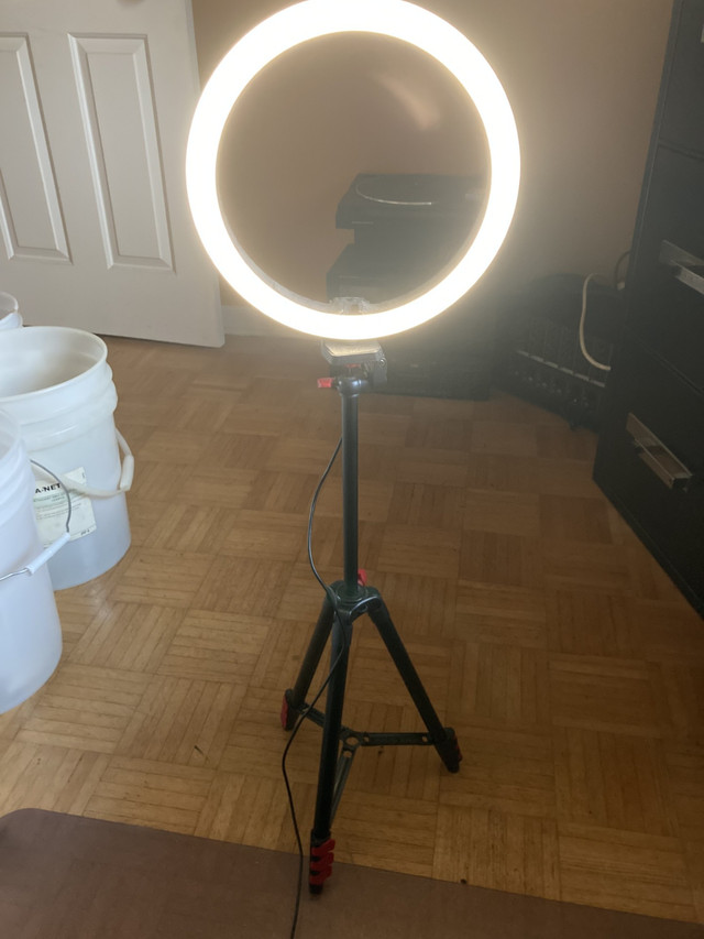 TRÉPIED AVEC ANNEAU LUMINEUX dans Appareils photo et caméras  à Longueuil/Rive Sud