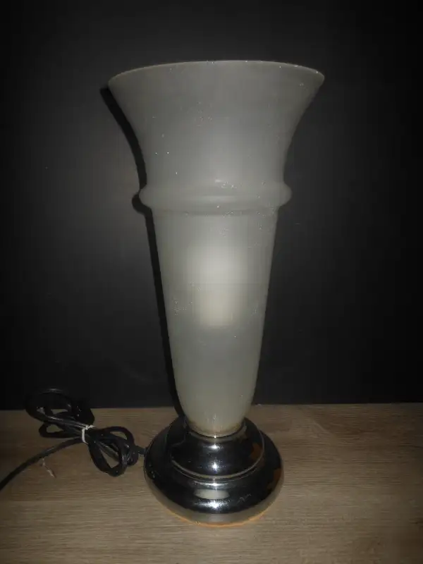 Glass table/desk lamp in Indoor Lighting & Fans in City of Montréal - Image 2
