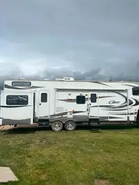2012 32 ft Cougar fifth wheel-Loft with Bed