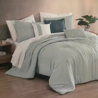 TRU Student Stay: New Queen Room in large suite  in Sahali Home