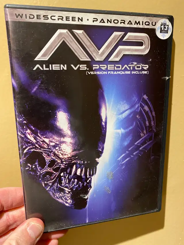 DVD Alien vs. Predator 2004 ( PERFECT CONDITION )