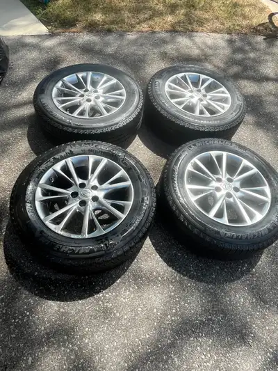 Lexus and Toyota 18” Rim and Tires. It is good for RX350 or Highlander. The size is 235/65R18. The t...