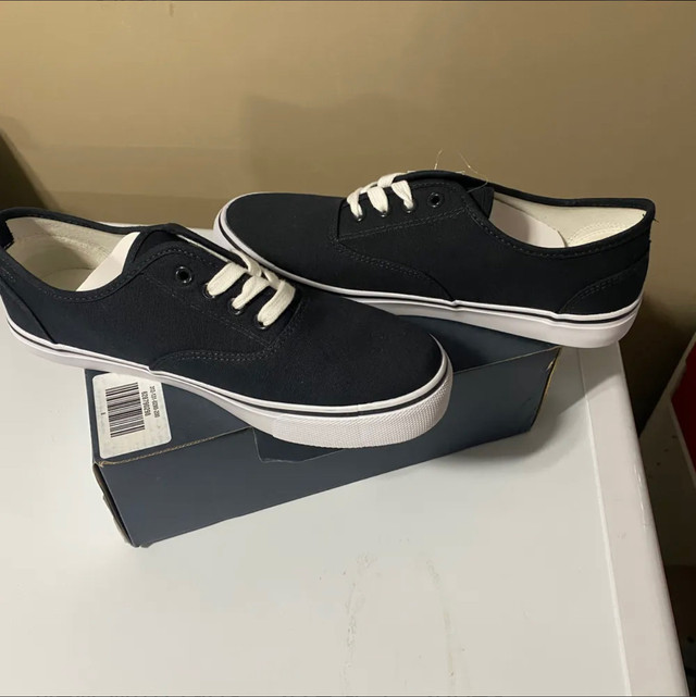 Hollister Navy blue sneaker in box brand new unisex in Women's - Shoes in Calgary - Image 2