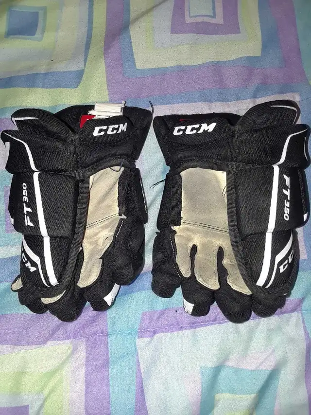 kids junior 10" hockey gloves in Hockey in Kingston - Image 3