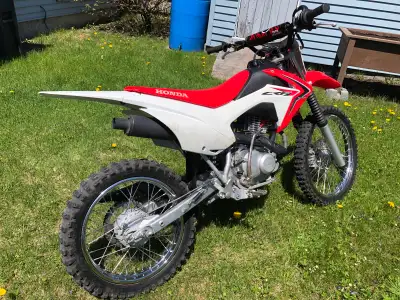 PAPIER ET PLAQUE EN MAIN Honda 125cc BigWheel 2018 Les changement d’huiles fait avec les meilleurs h...