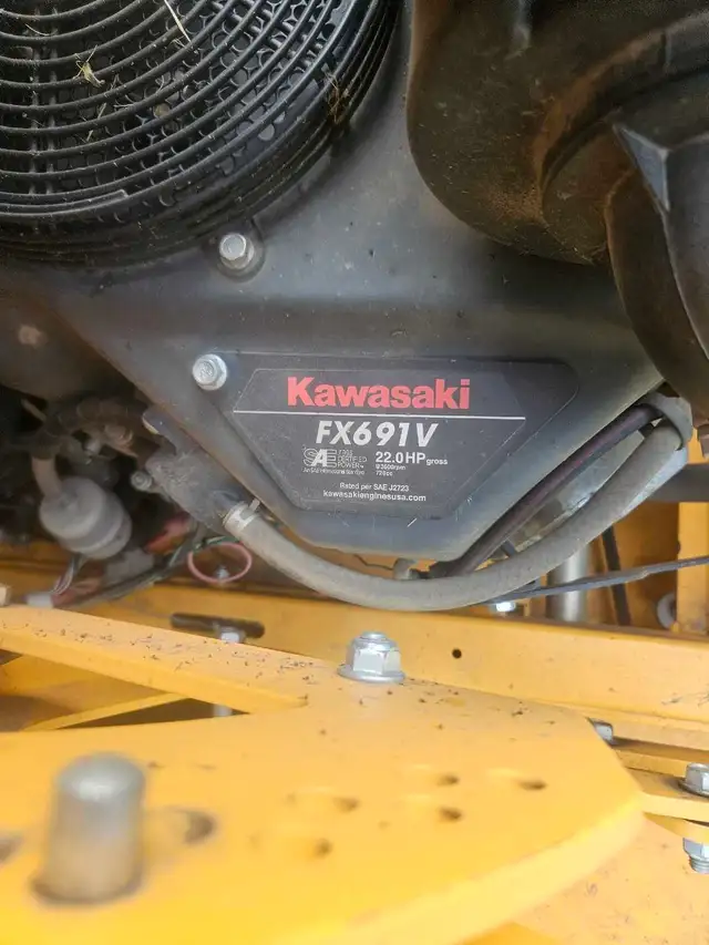 commercial stand on mower in Lawnmowers & Leaf Blowers in Kitchener / Waterloo - Image 2