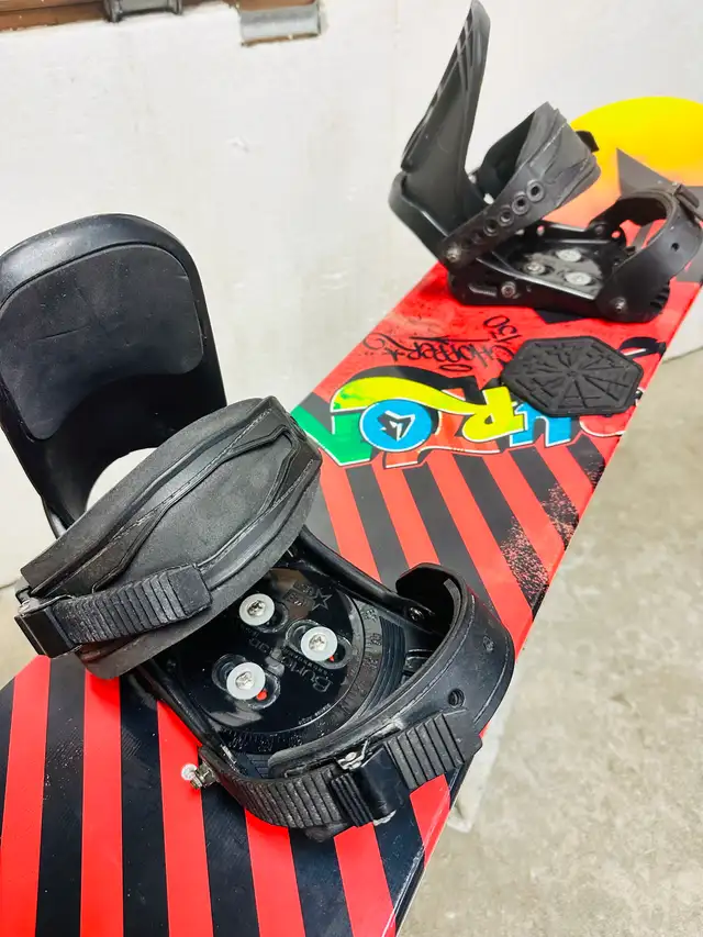 Burton snowboard 130 cm with Burton S/M bindings in Snowboard in Markham / York Region - Image 6