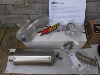 2018 and up Kawasaki z900rs slip-on exhaust - NEW. Both exhausts are NEW. Hotbodies / MGP Growler in...