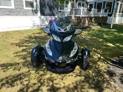 Selling my 2015 Can-Am Spyder RT Limited SE6 (1330cc, 6-speed semi-automatic) with only 25,000 km an...
