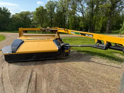 540 pto, steel rollers, drawbar quick hitch, Hyd floatation suspension, less than 100 acres. As new...