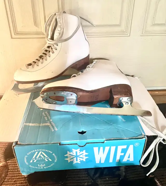 WIFI  WOMENS 7.5A SIZE FIGURE SKATES ~ CLUB 2000 MK in Skates & Blades in City of Toronto - Image 2