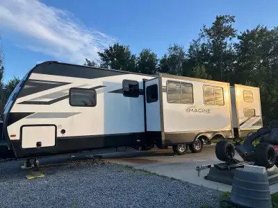 2022 grand design 3250 BH 4 full length bunks in room in back ..3 slides .. outdoor kitchen… bugged...