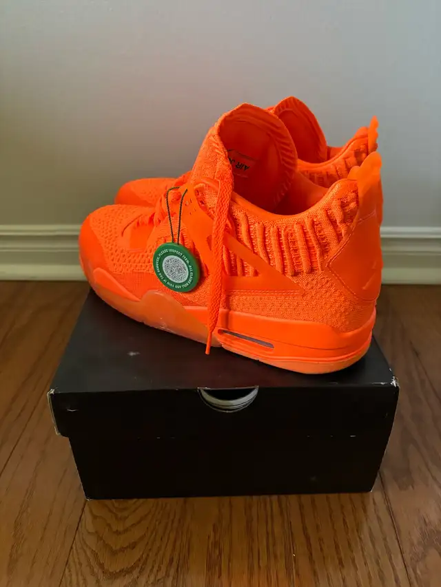 Air Jordan 4 Retro in Men's Shoes in Mississauga / Peel Region - Image 4