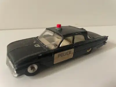 Dinky Toys, identifiée comme étant une Ford Fairlane Police (référence 258). ::Détails du Modèle:: M...