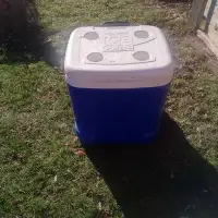 Ice cooler box with handle/wheels