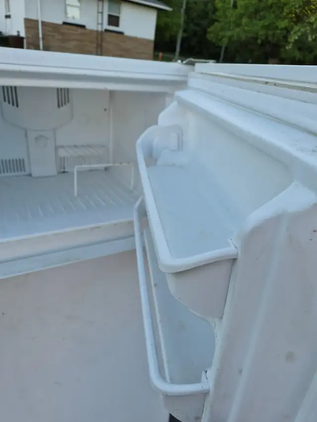 CHEAP fridge white top freezer Frigidaire 30'' in Refrigerators in Oakville / Halton Region - Image 6