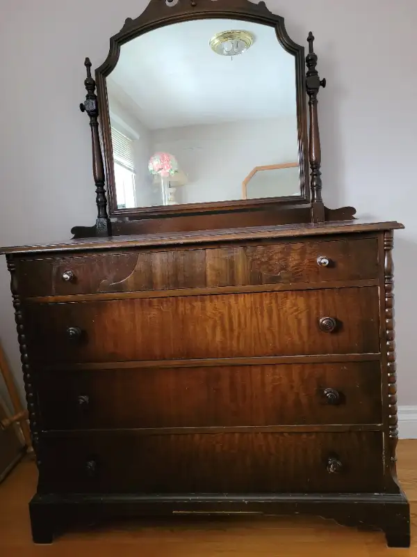Antique dresser in Dressers & Wardrobes in City of Toronto - Image 6