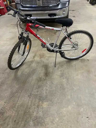 Selling my Supercycle XTI-18, a sturdy mountain bike perfect for trails or city commuting. This 18-s...