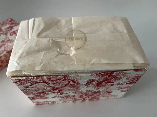 DIOR, GLASS Transparent New Lily of the Valley in Arts & Collectibles in City of Montréal - Image 3