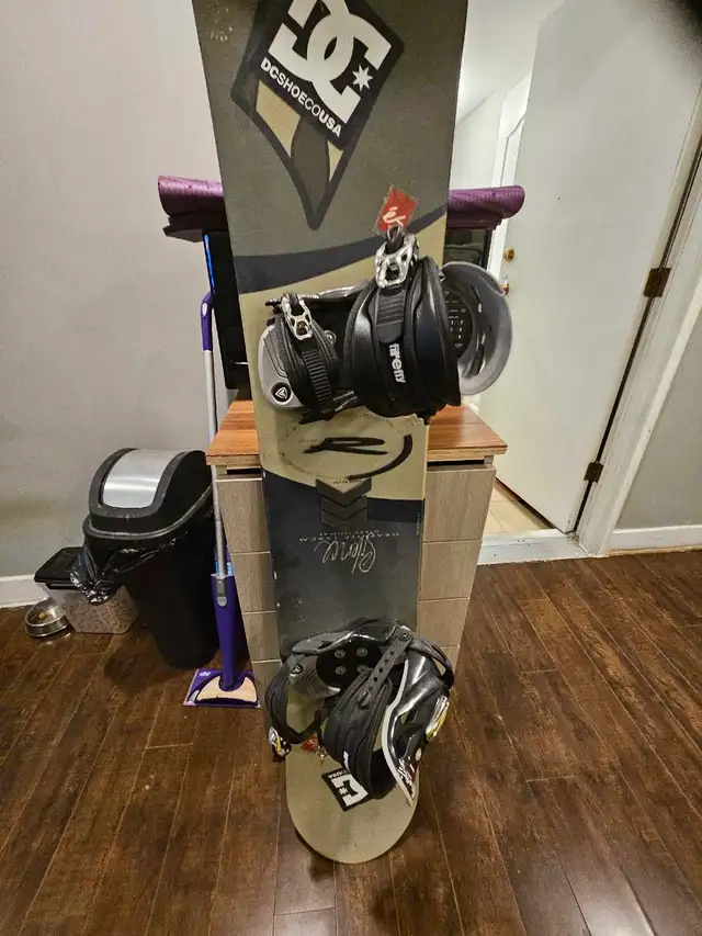 Snowboard and bindings in Snowboard in Delta/Surrey/Langley - Image 7