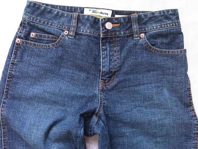 Old Navy Women's / Ladies low waist Denim Blue Jeans, Size 1 in Women's - Bottoms in Markham / York Region - Image 4